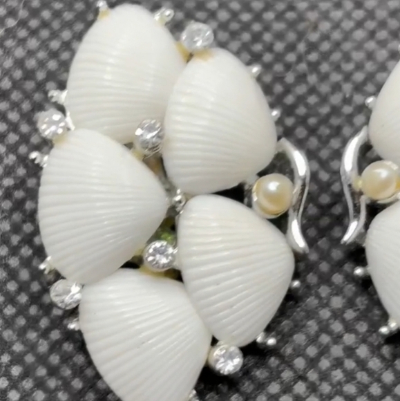 LISNER Vintage silver tone white lucite clear rhinestone shell Clip On earrings - Picture 3 of 9